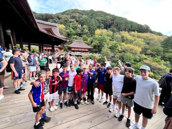 Players on the terrace at Kiyomizu-dera